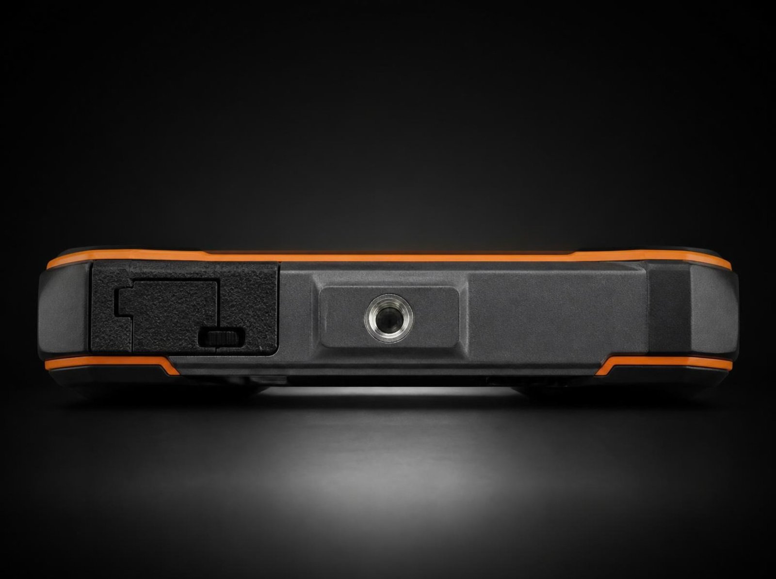 Foto conceptual del TOFIND SentinelX, vista lateral superior, mostrando el botón de encendido y los conectores